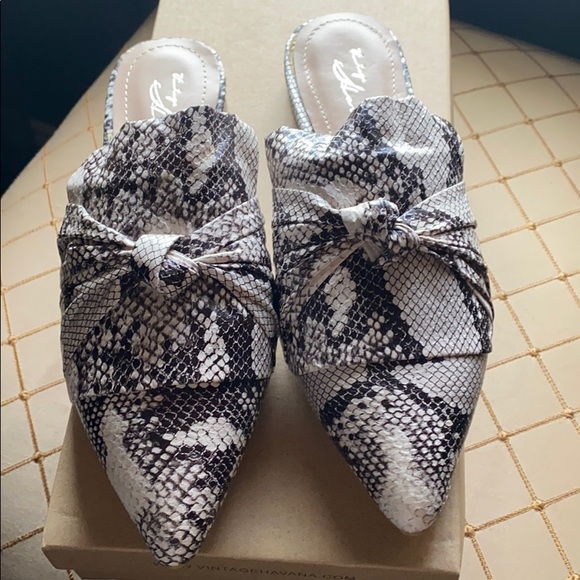 🦋Vintage Havana🦋 snake print mules - Picture 2 of 5